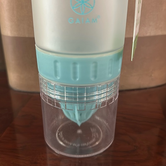 Gaiam *NWT* 22 Ounce Fruit Infuser Water Bottle, BPA Free Non-Toxic, Green Strap - Picture 10 of 14